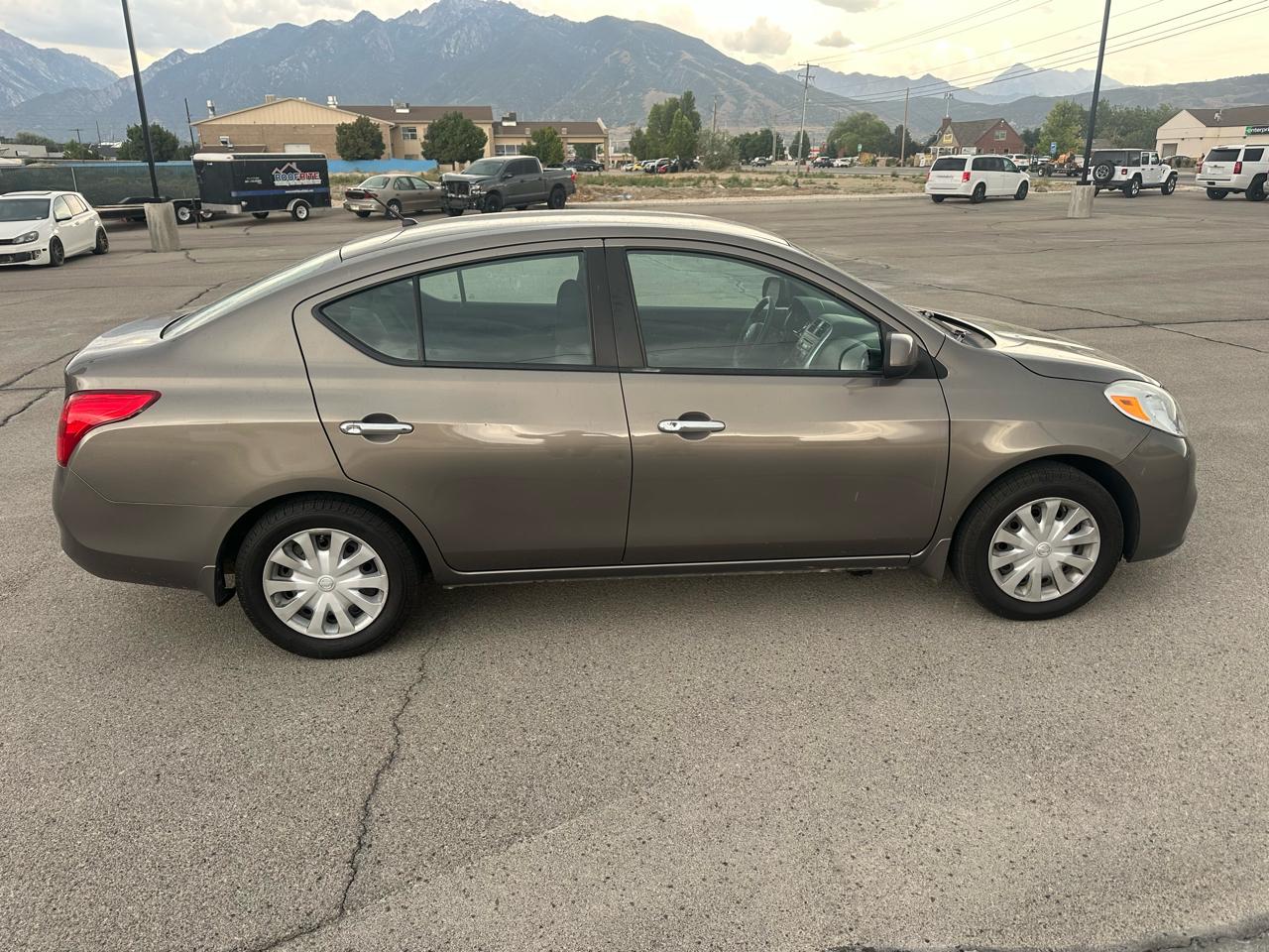 Nissan Versa 4dr Sdn CVT 1.6 SV 2012