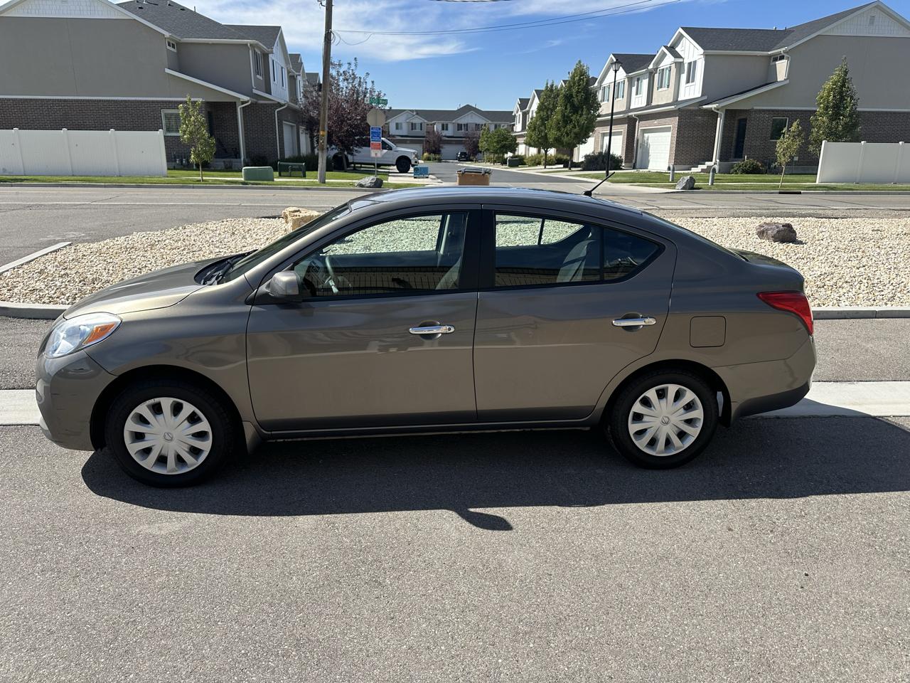 Nissan Versa 4dr Sdn CVT 1.6 SV 2012