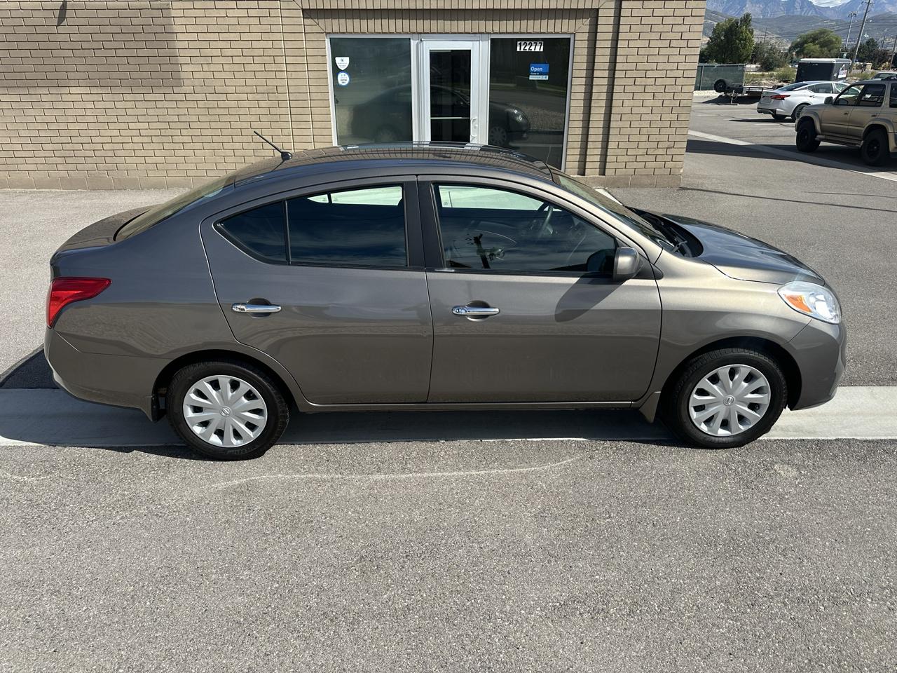 Nissan Versa 4dr Sdn CVT 1.6 SV 2012