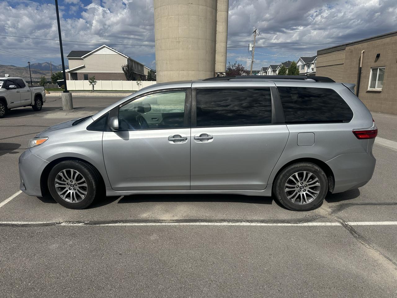 Toyota Sienna XLE FWD 8-Passenger (Natl) 2019