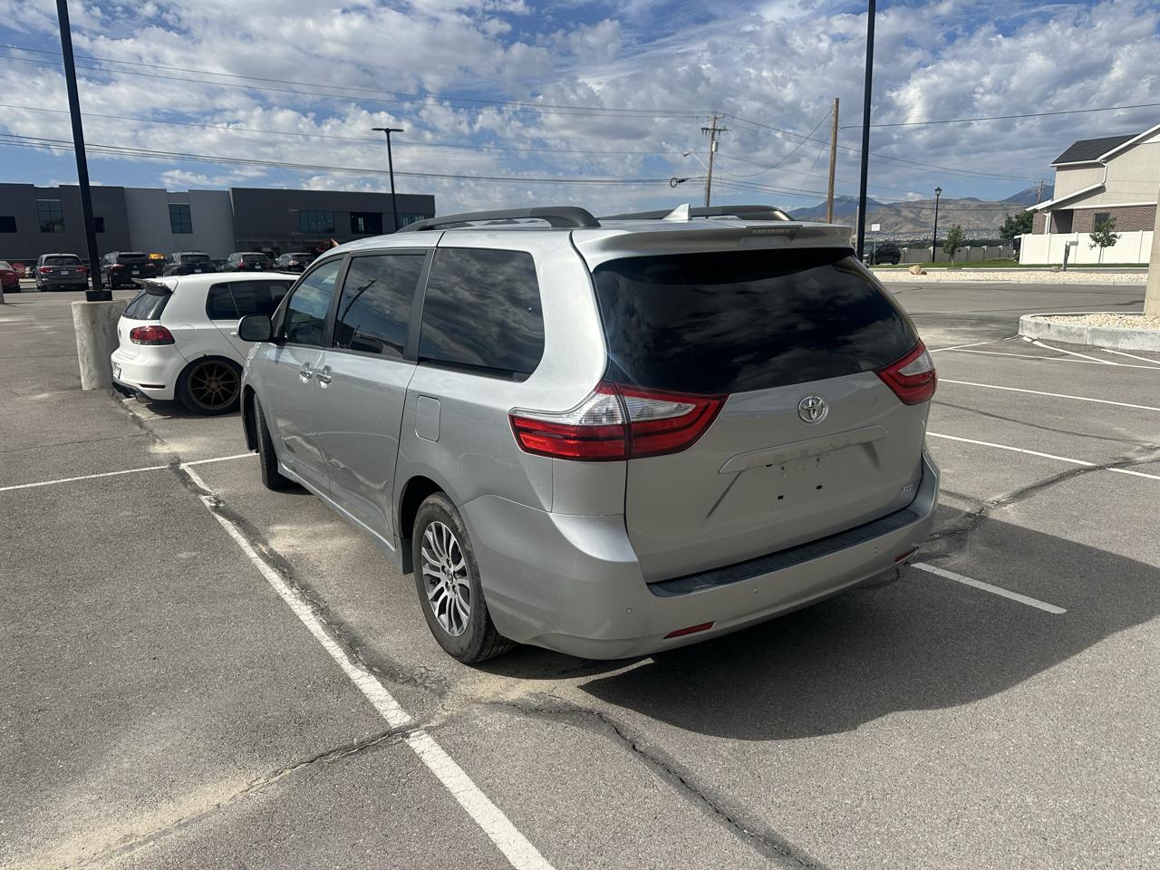 Toyota Sienna XLE FWD 8-Passenger (Natl) 2019