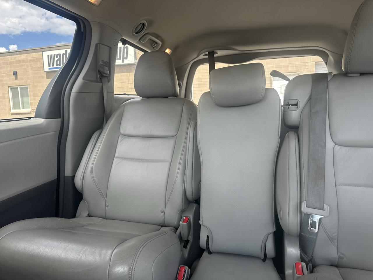 Toyota Sienna XLE FWD 8-Passenger (Natl) 2019