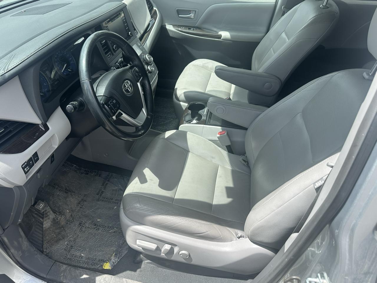 Toyota Sienna XLE FWD 8-Passenger (Natl) 2019