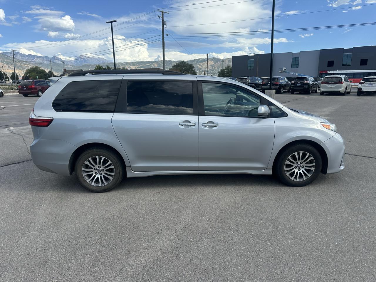 Toyota Sienna XLE FWD 8-Passenger (Natl) 2019