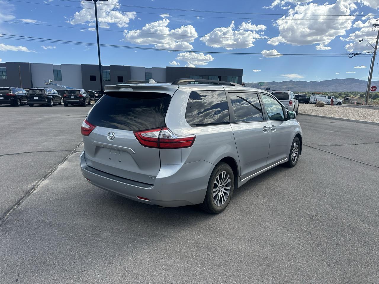 Toyota Sienna XLE FWD 8-Passenger (Natl) 2019