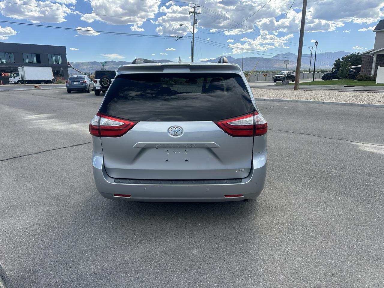 Toyota Sienna XLE FWD 8-Passenger (Natl) 2019