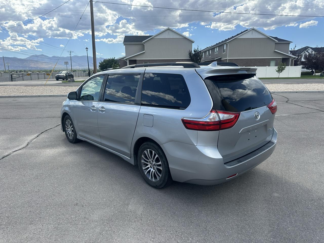 Toyota Sienna XLE FWD 8-Passenger (Natl) 2019