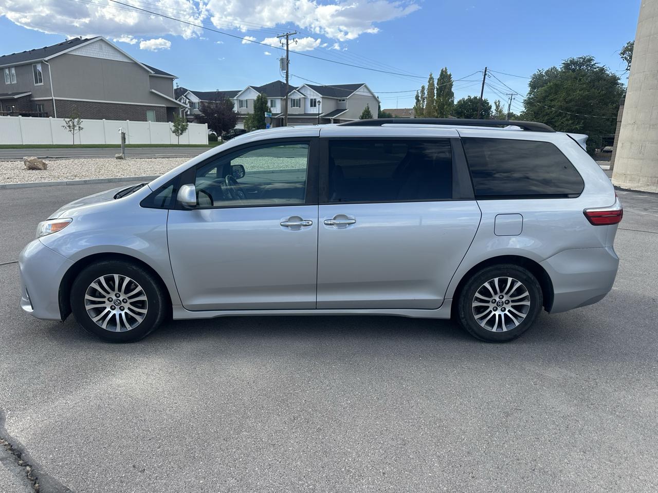 Toyota Sienna XLE FWD 8-Passenger (Natl) 2019