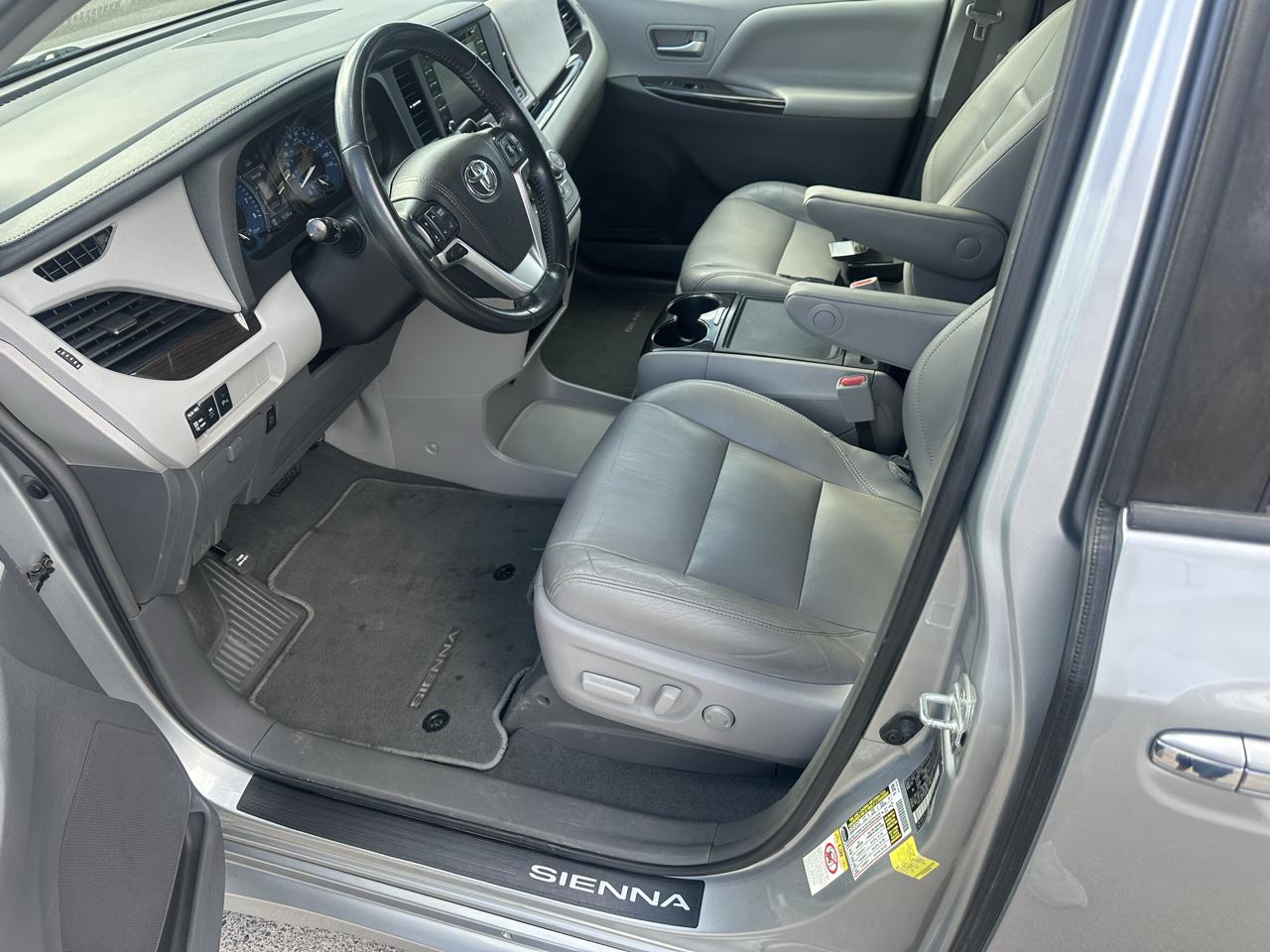 Toyota Sienna XLE FWD 8-Passenger (Natl) 2019