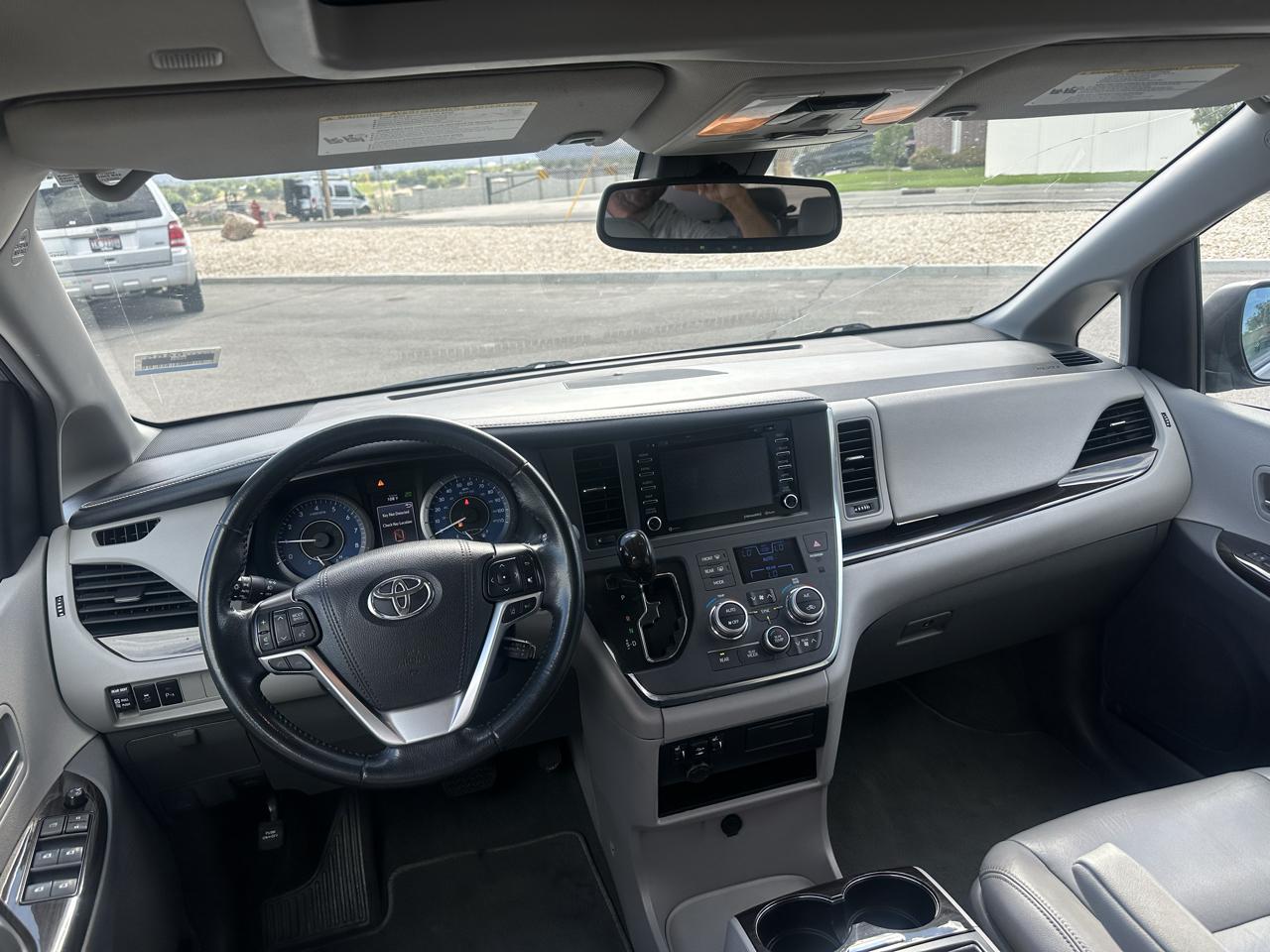 Toyota Sienna XLE FWD 8-Passenger (Natl) 2019