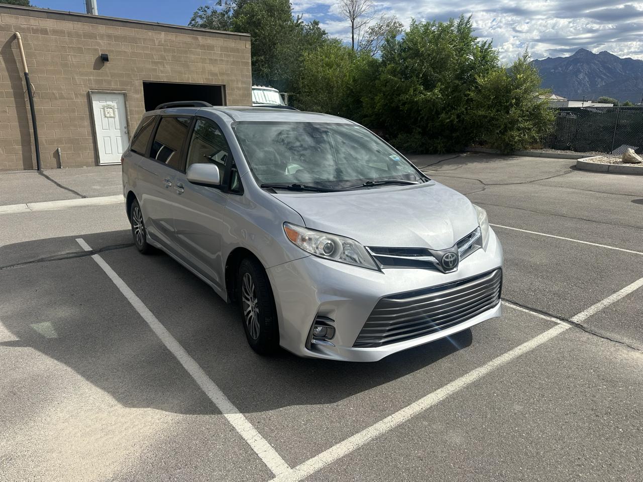 Toyota Sienna XLE FWD 8-Passenger (Natl) 2019