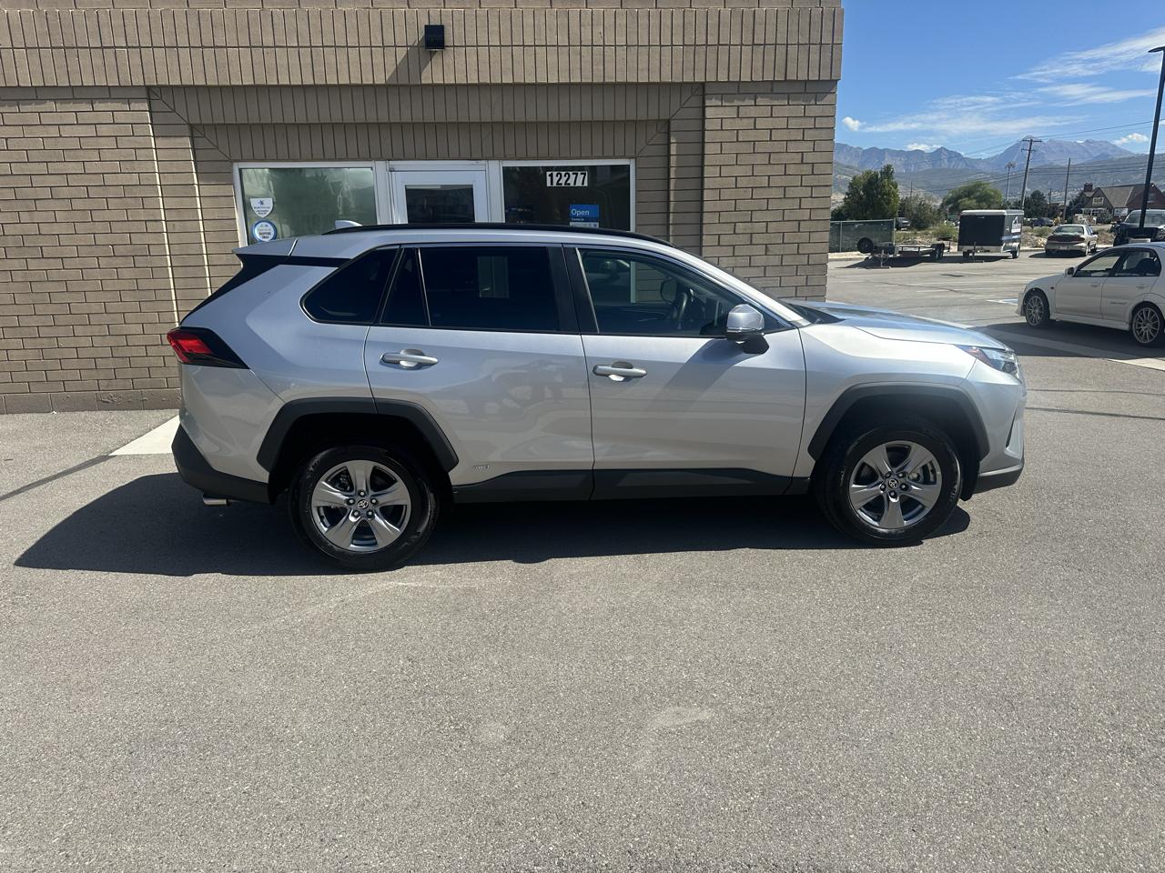Toyota RAV4 Hybrid XLE AWD (Natl) 2024