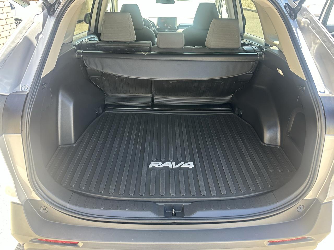 Toyota RAV4 Hybrid XLE AWD (Natl) 2024