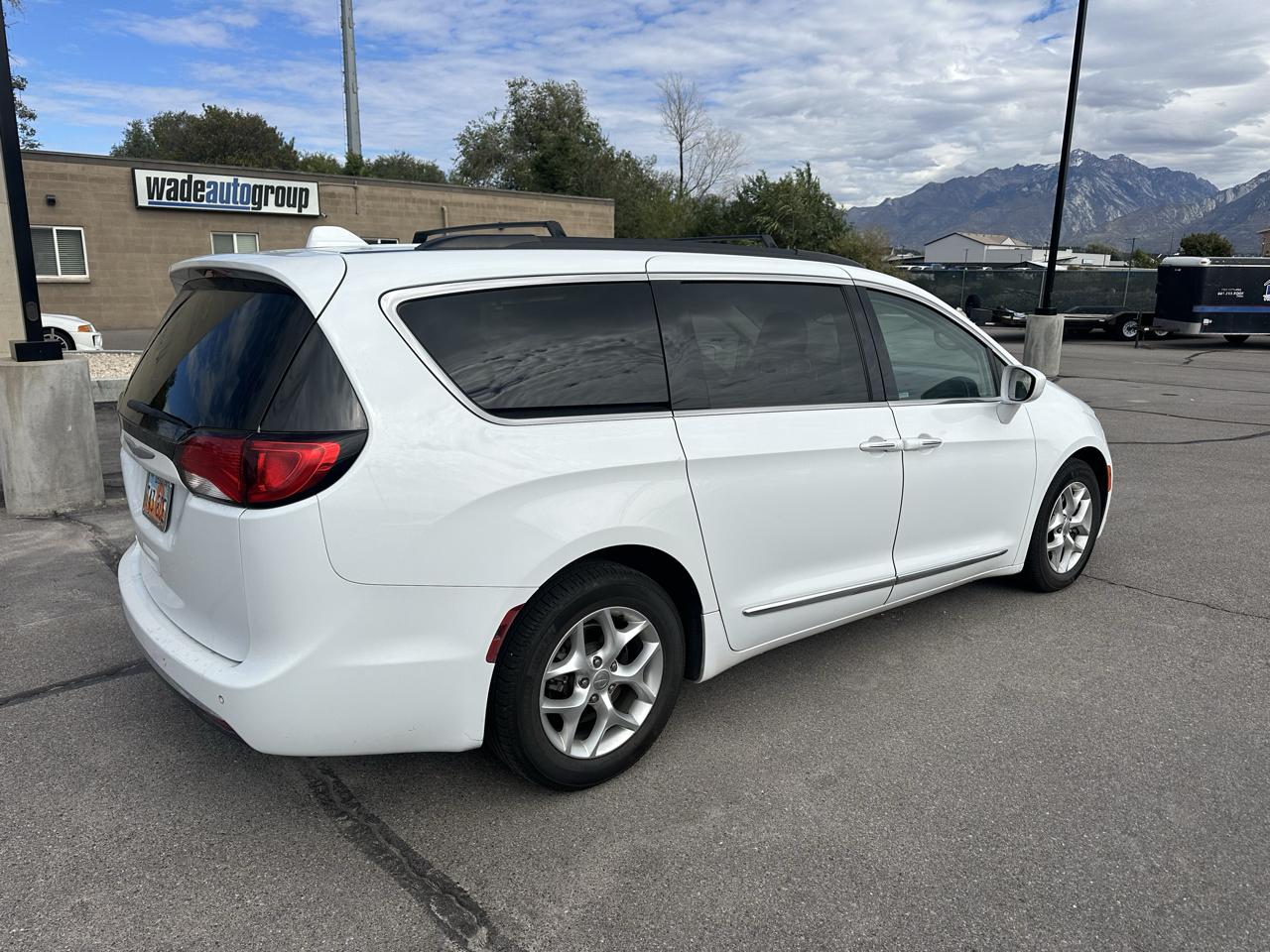 Chrysler Pacifica Touring-L FWD 2017
