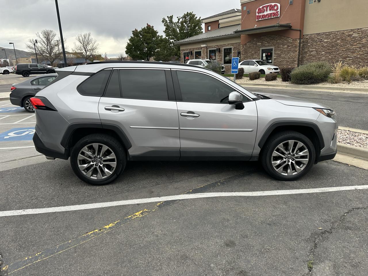 Toyota RAV4 XLE Premium AWD (Natl) 2022