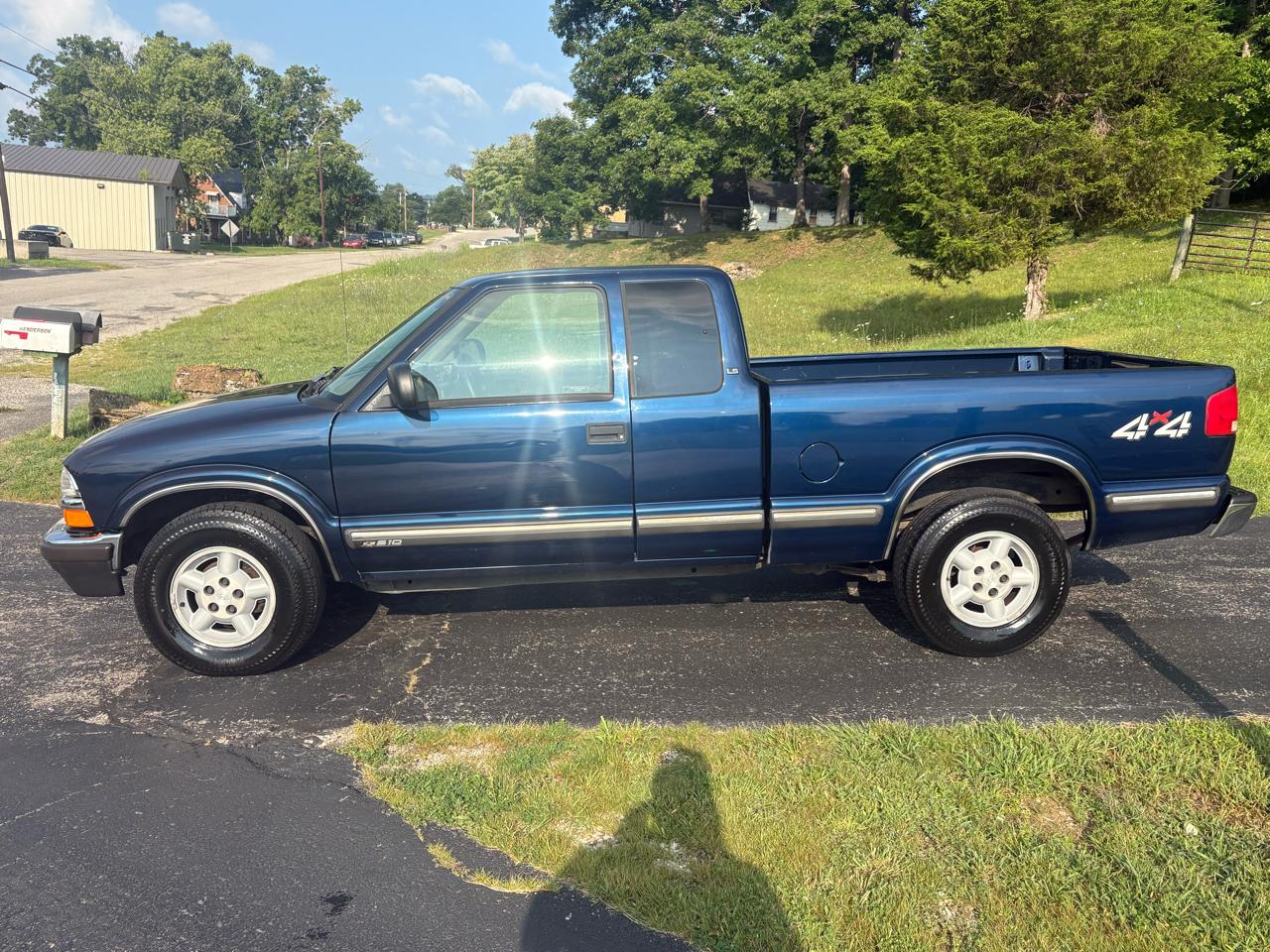 Chevrolet S-10 Ext Cab 123" WB 4WD LS 1999