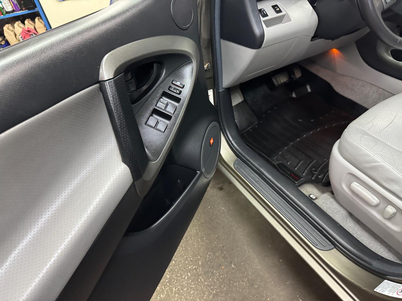 Toyota RAV4 4WD 4dr V6 5-Spd AT Ltd (Natl) 2011