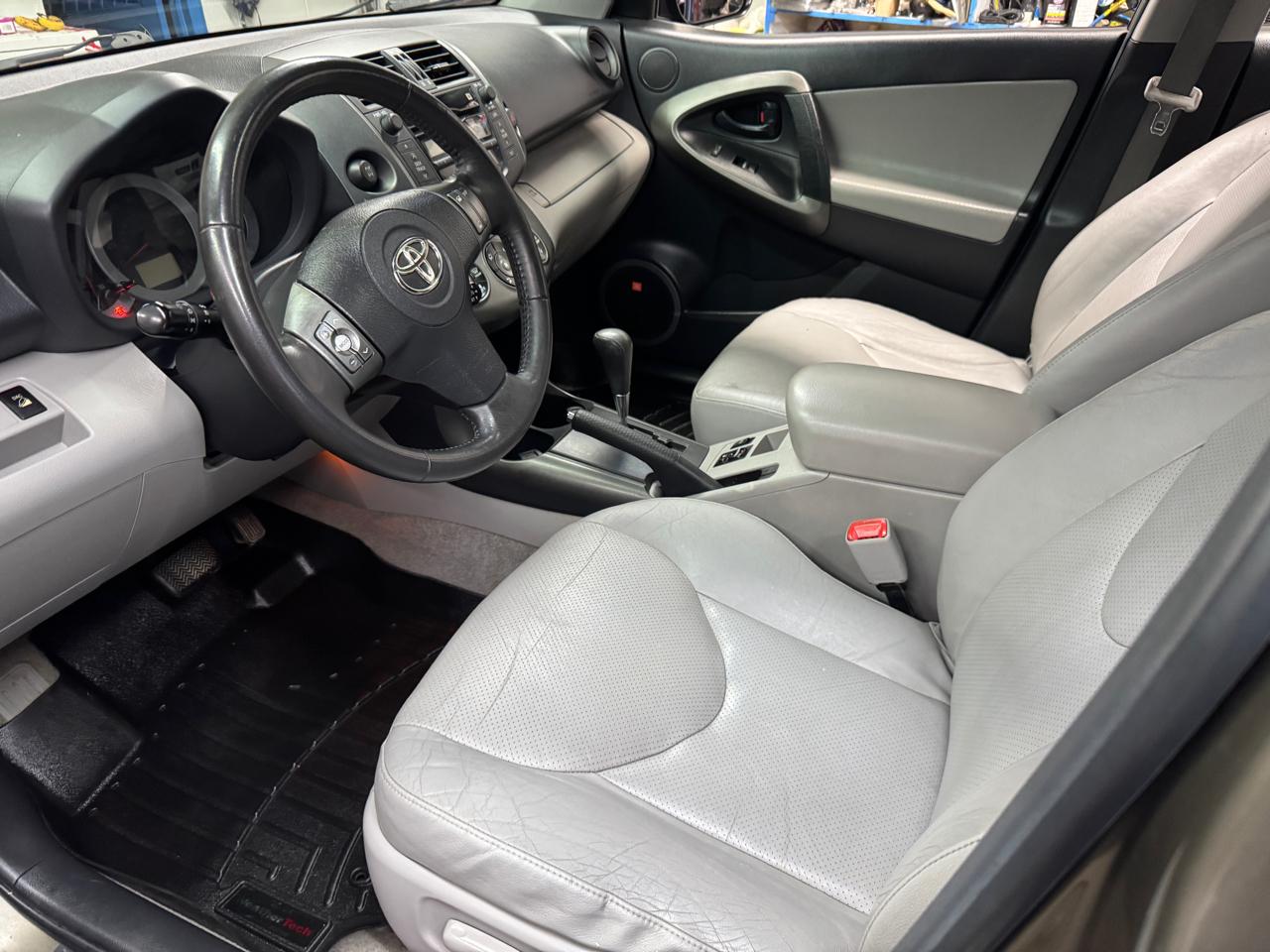 Toyota RAV4 4WD 4dr V6 5-Spd AT Ltd (Natl) 2011