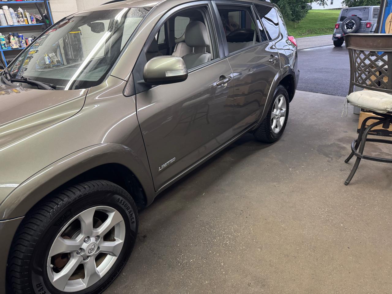 Toyota RAV4 4WD 4dr V6 5-Spd AT Ltd (Natl) 2011