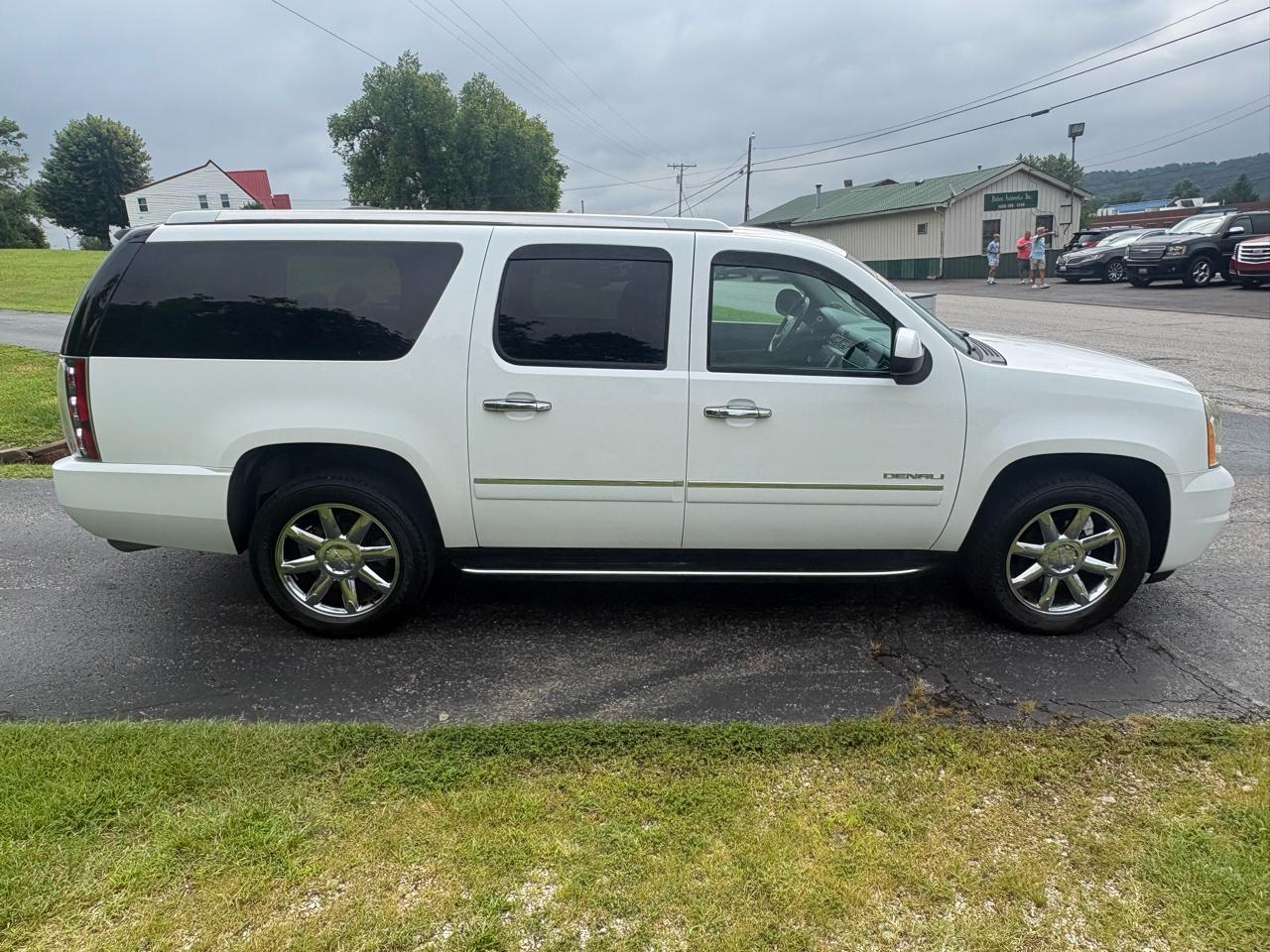 GMC Yukon XL AWD 4dr 1500 Denali 2011