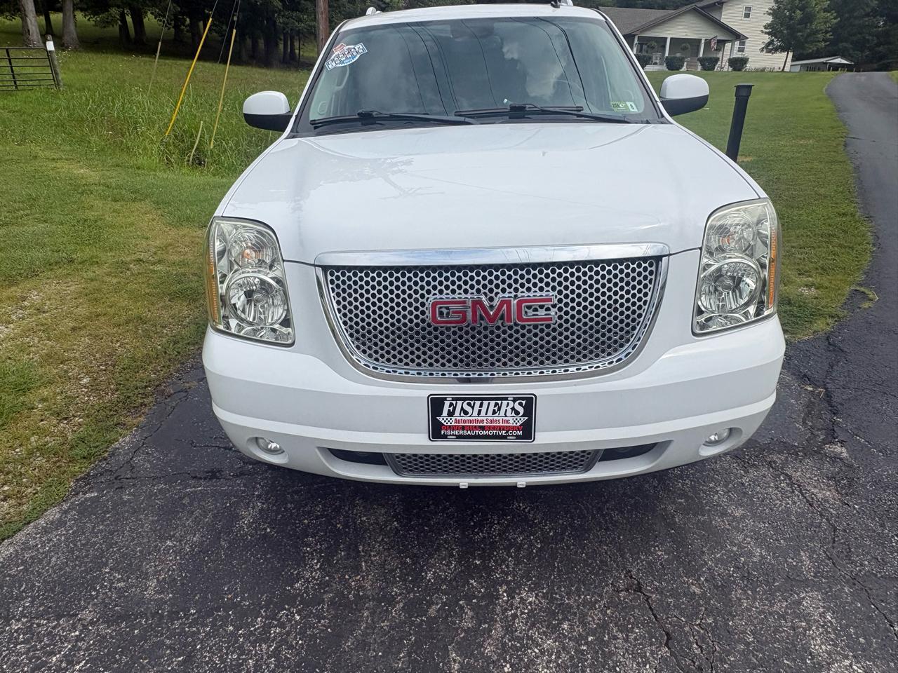 GMC Yukon XL AWD 4dr 1500 Denali 2011