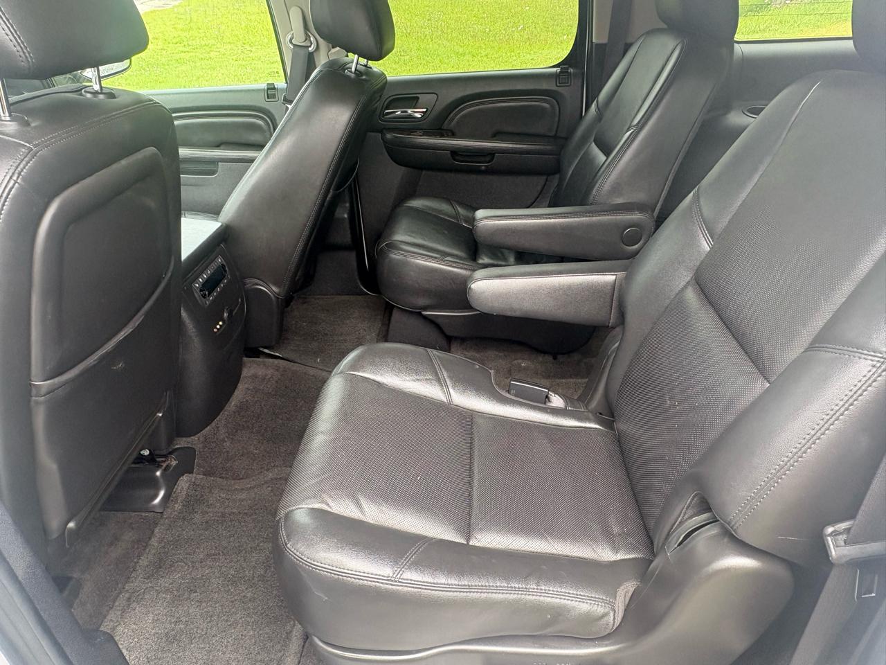 GMC Yukon XL AWD 4dr 1500 Denali 2011