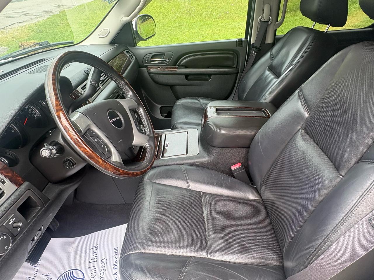 GMC Yukon XL AWD 4dr 1500 Denali 2011