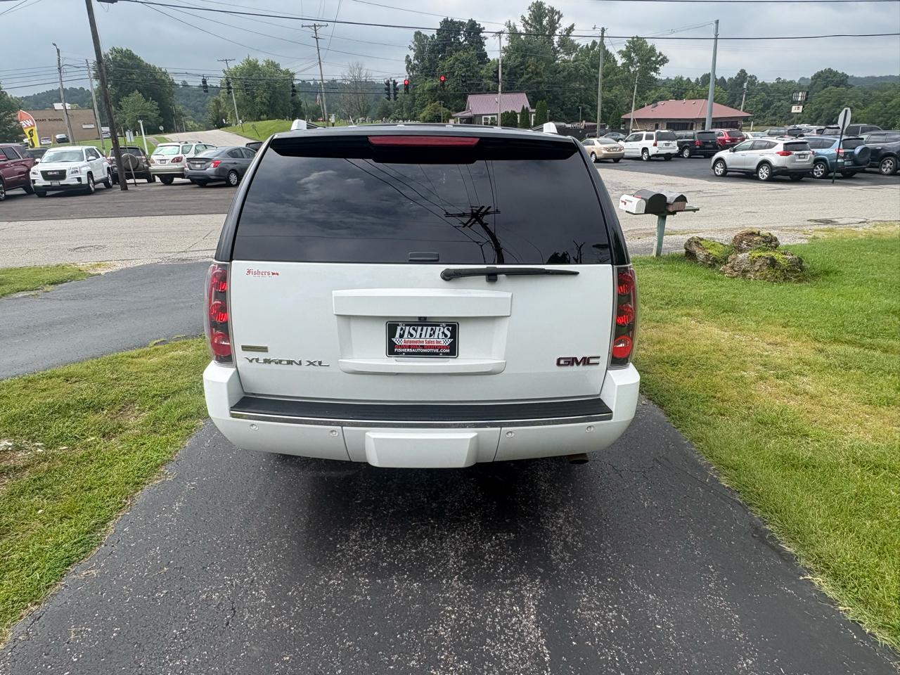 GMC Yukon XL AWD 4dr 1500 Denali 2011