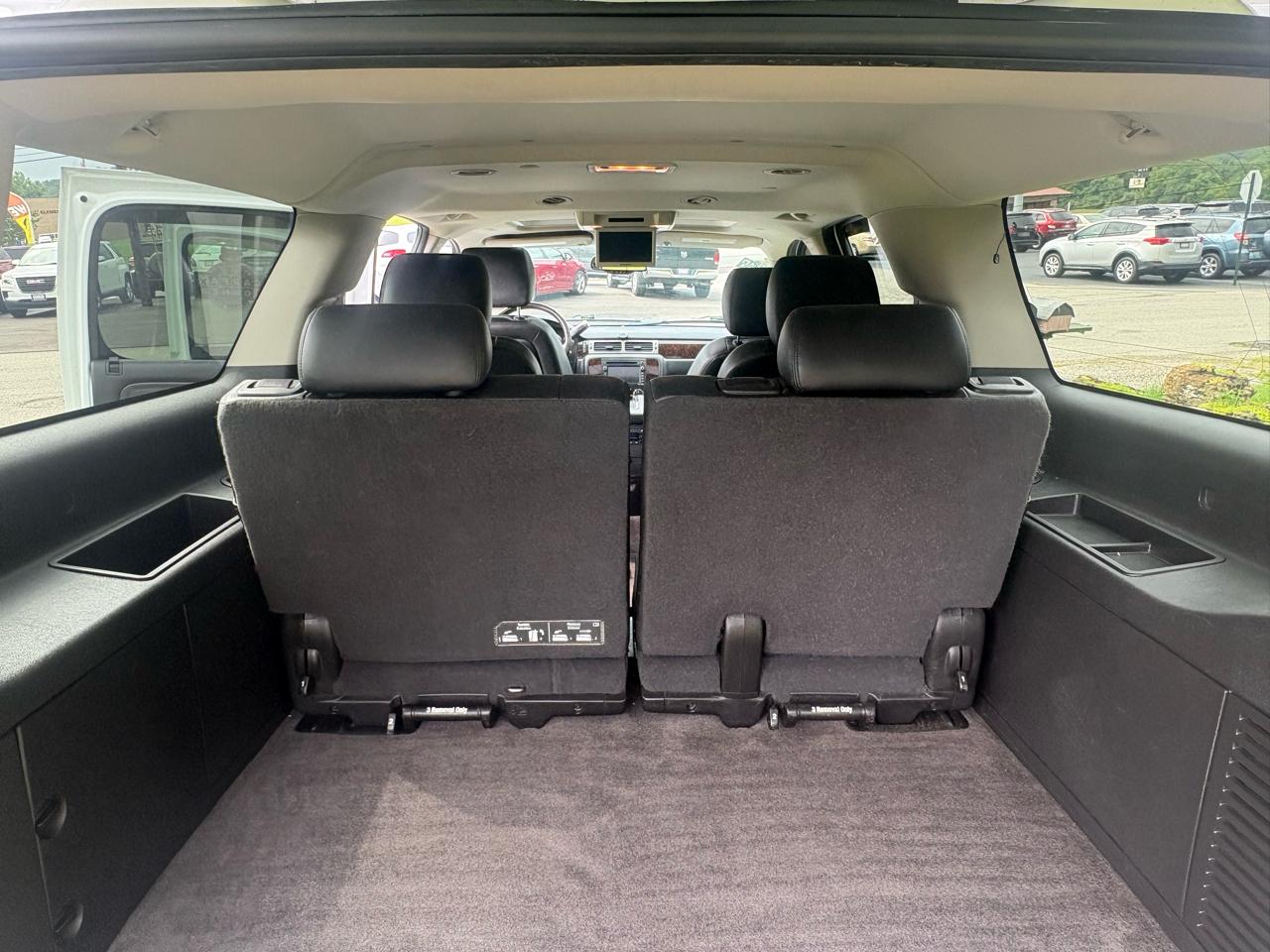 GMC Yukon XL AWD 4dr 1500 Denali 2011