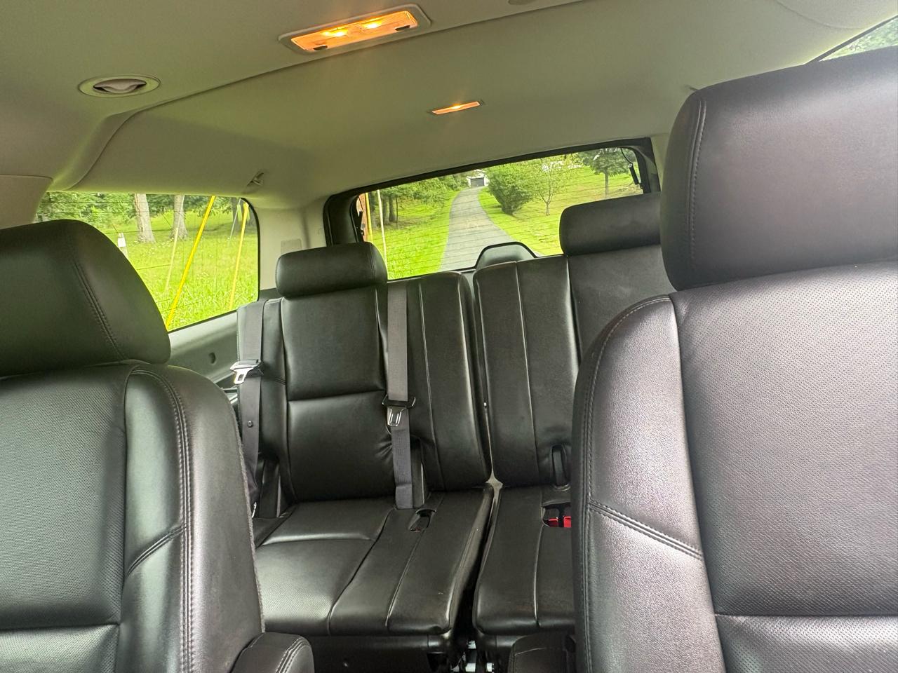 GMC Yukon XL AWD 4dr 1500 Denali 2011