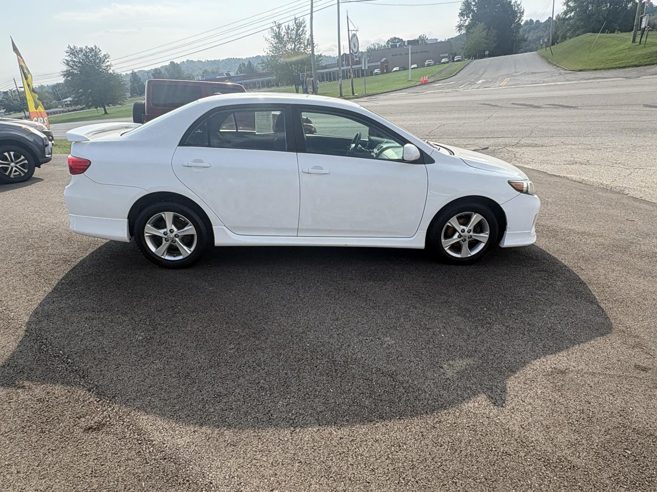 Toyota Corolla 4dr Sdn Auto LE (Natl) 2011