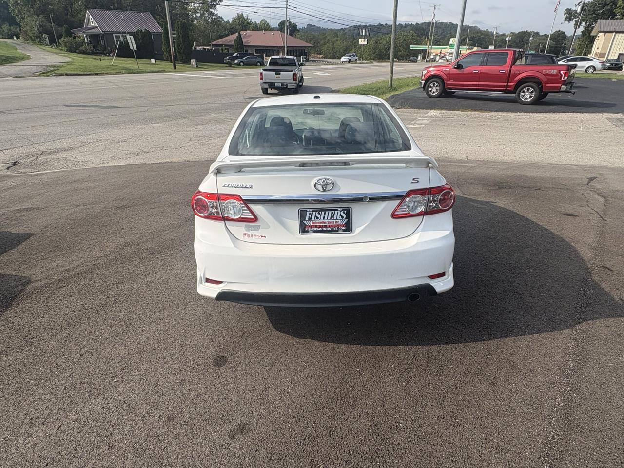Toyota Corolla 4dr Sdn Auto LE (Natl) 2011