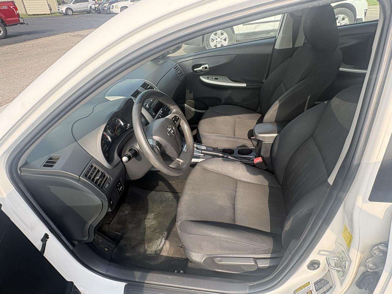 Toyota Corolla 4dr Sdn Auto LE (Natl) 2011