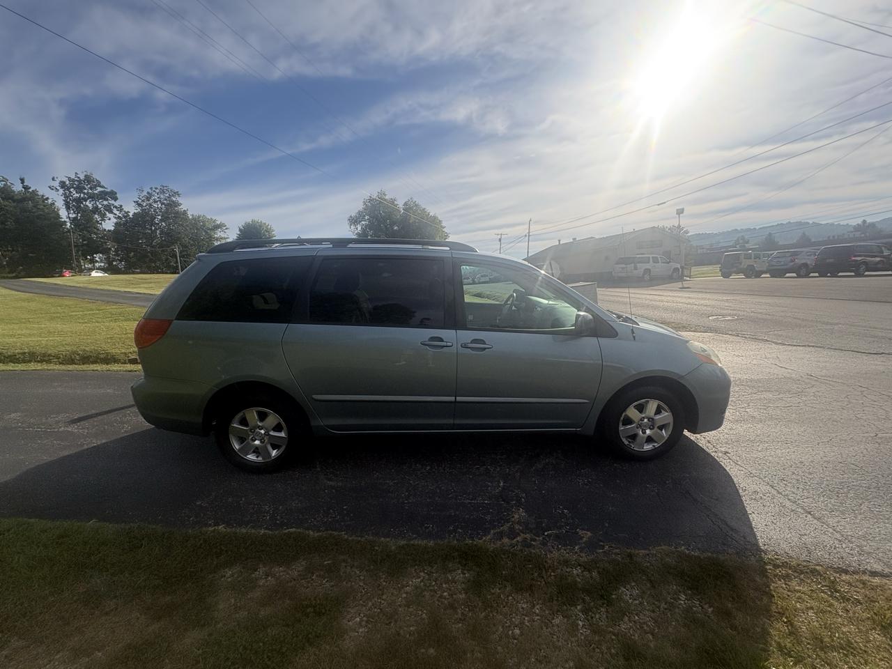 Toyota Sienna CE FWD 7-Passenger Seating 2006