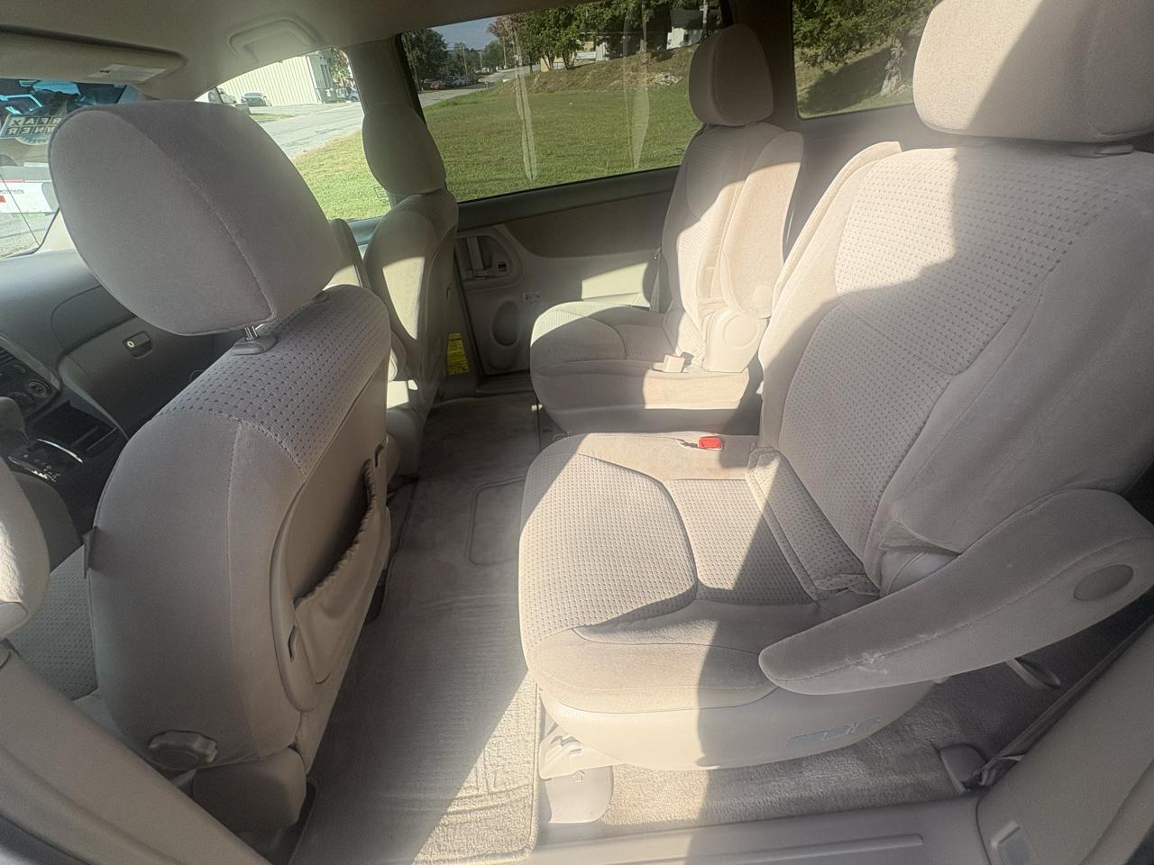 Toyota Sienna CE FWD 7-Passenger Seating 2006