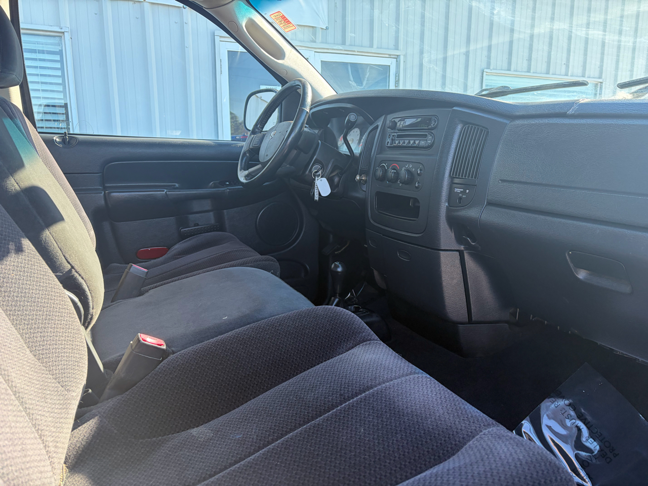 Dodge Ram 1500 2dr Reg Cab 140.5" WB 4WD SLT 2004