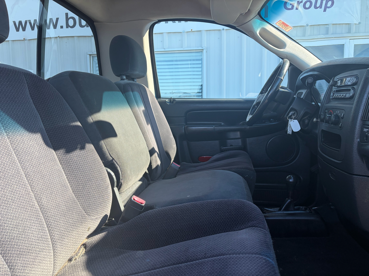 Dodge Ram 1500 2dr Reg Cab 140.5" WB 4WD SLT 2004