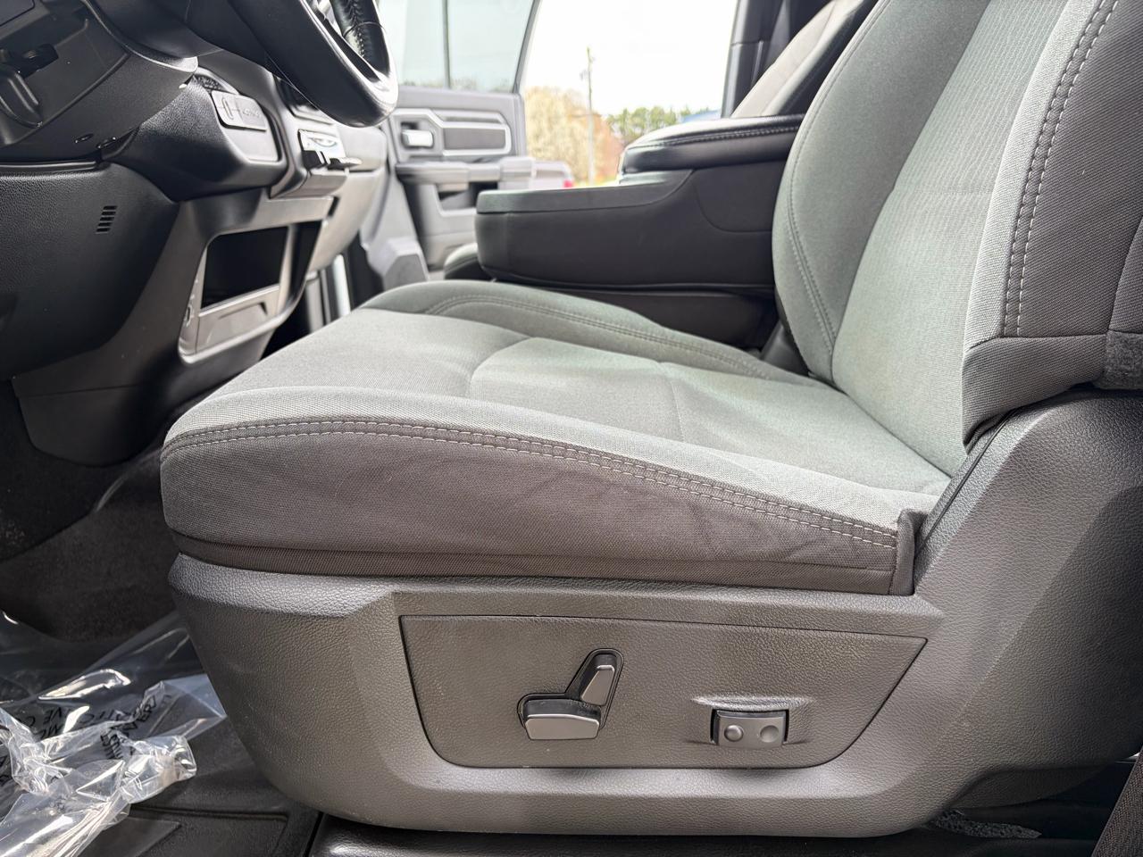 RAM 3500 Big Horn 4x4 Crew Cab 8' Box 2024