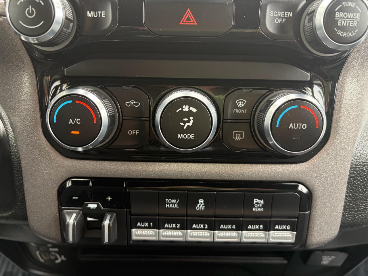 RAM 2500 Tradesman 4x4 Crew Cab 6'4" Box 2022