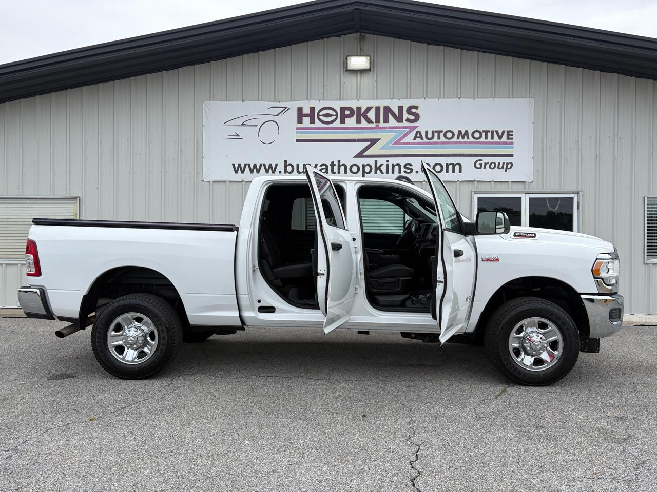 RAM 2500 Tradesman 4x4 Crew Cab 6'4" Box 2022