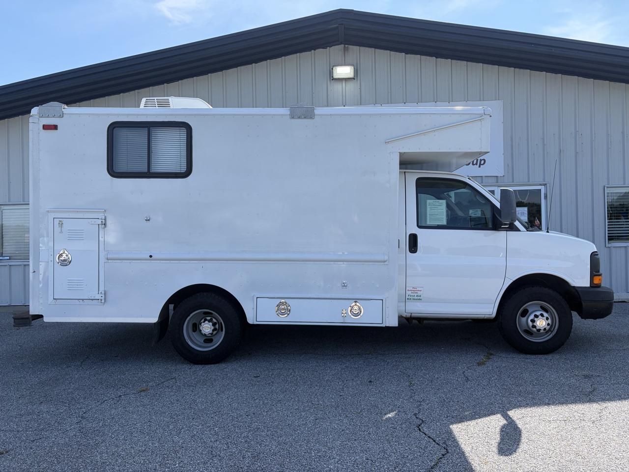 2009 Chevrolet Express Commercial Cutaway RWD 3500 177" WB Work Van