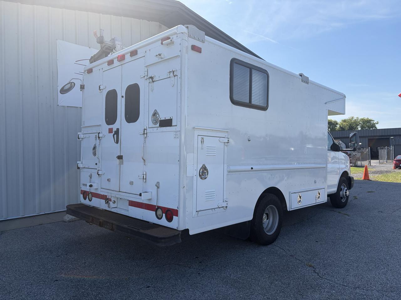 Chevrolet Express Commercial Cutaway RWD 3500 177" WB Work Van 2009