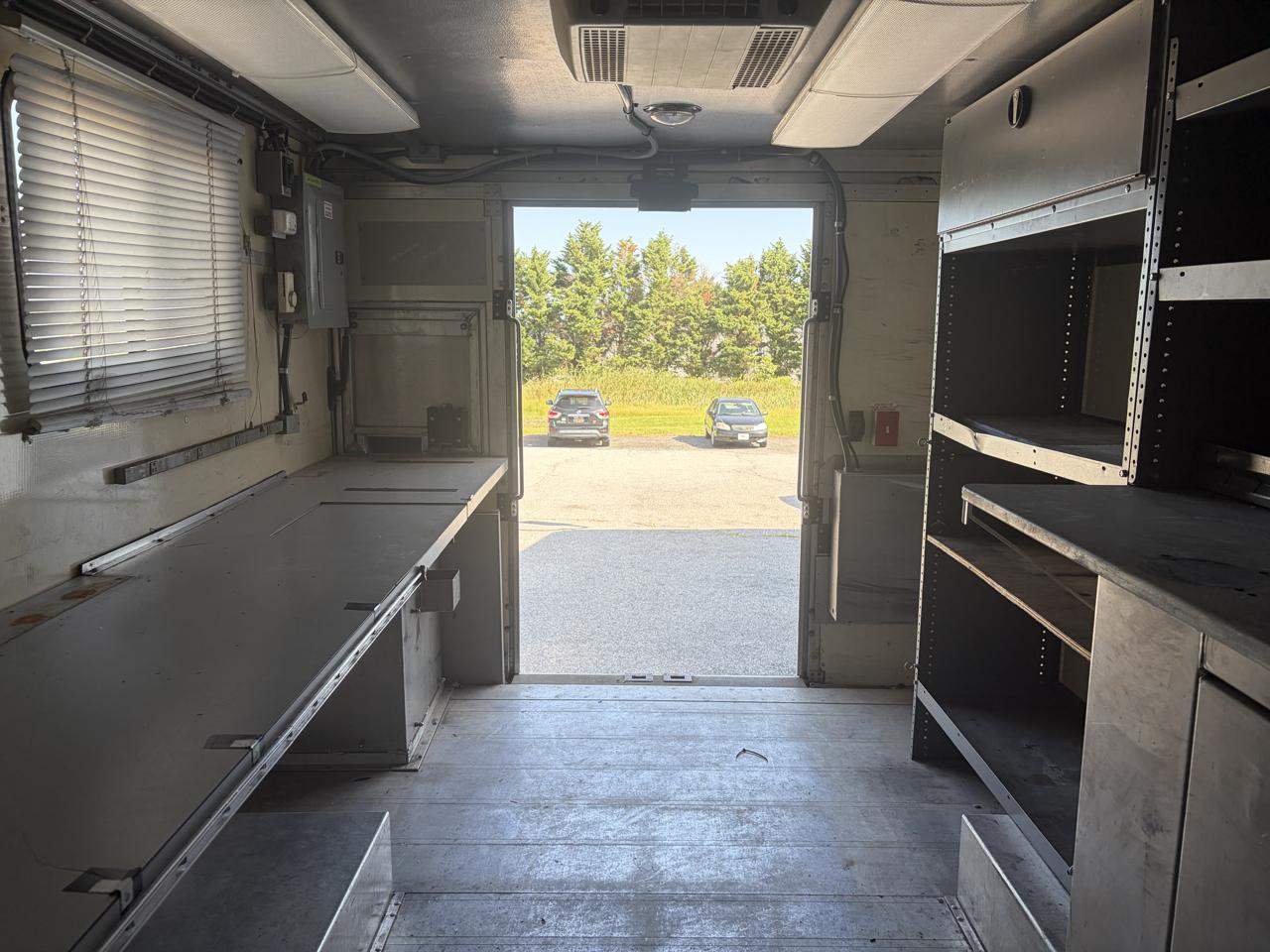 Chevrolet Express Commercial Cutaway RWD 3500 177" WB Work Van 2009