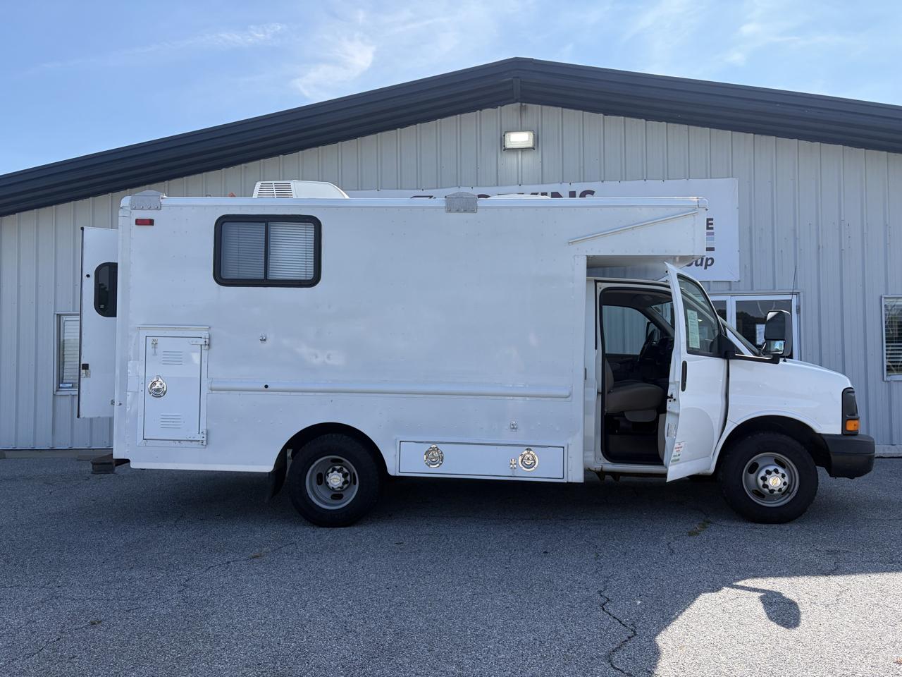 Chevrolet Express Commercial Cutaway RWD 3500 177" WB Work Van 2009