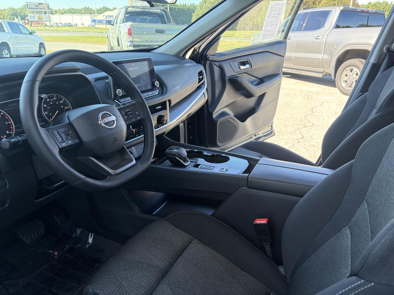 Nissan Rogue FWD SV *Ltd Avail* 2026