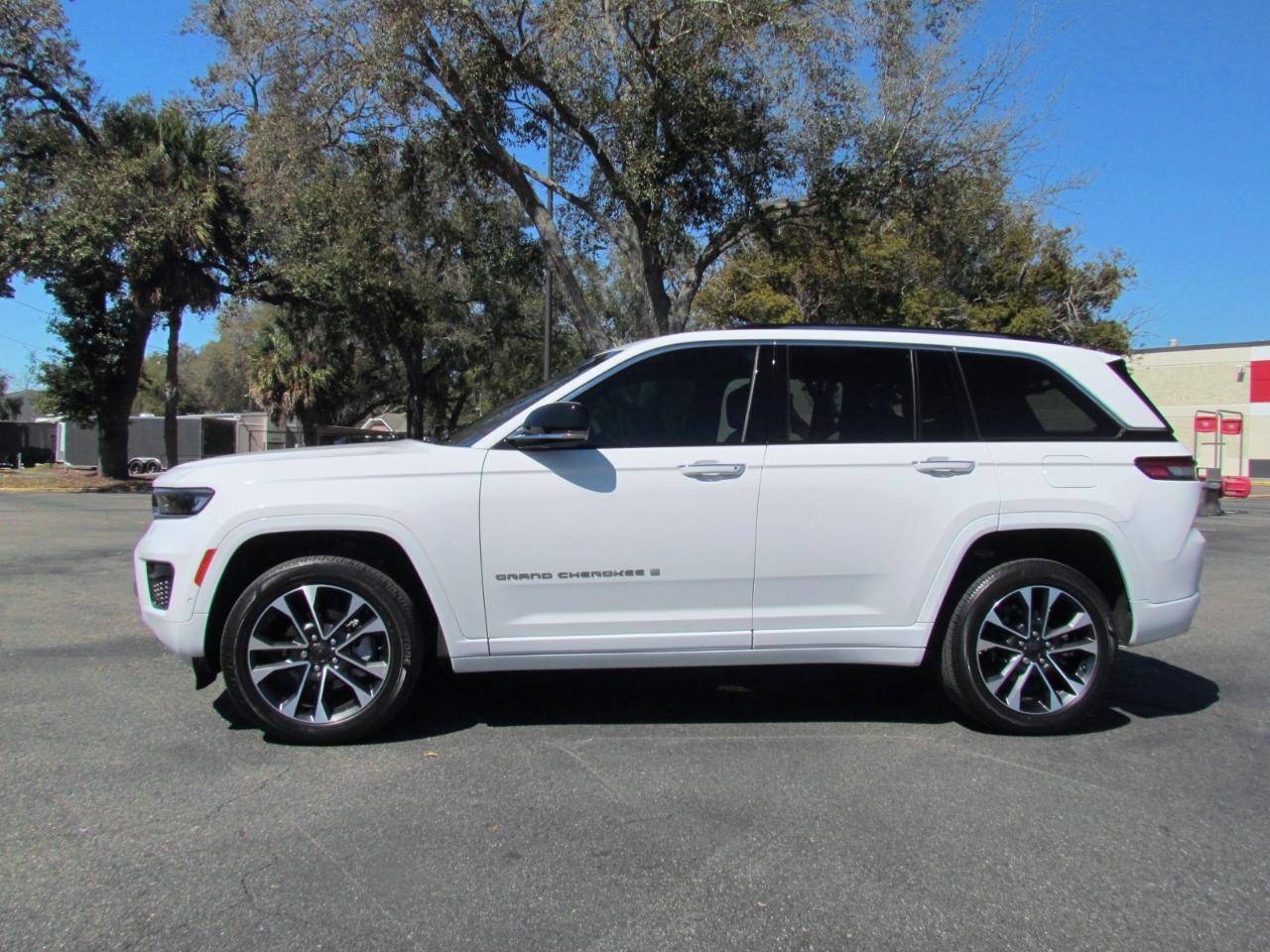 Jeep Grand Cherokee Overland 4D SUV RWD 2023