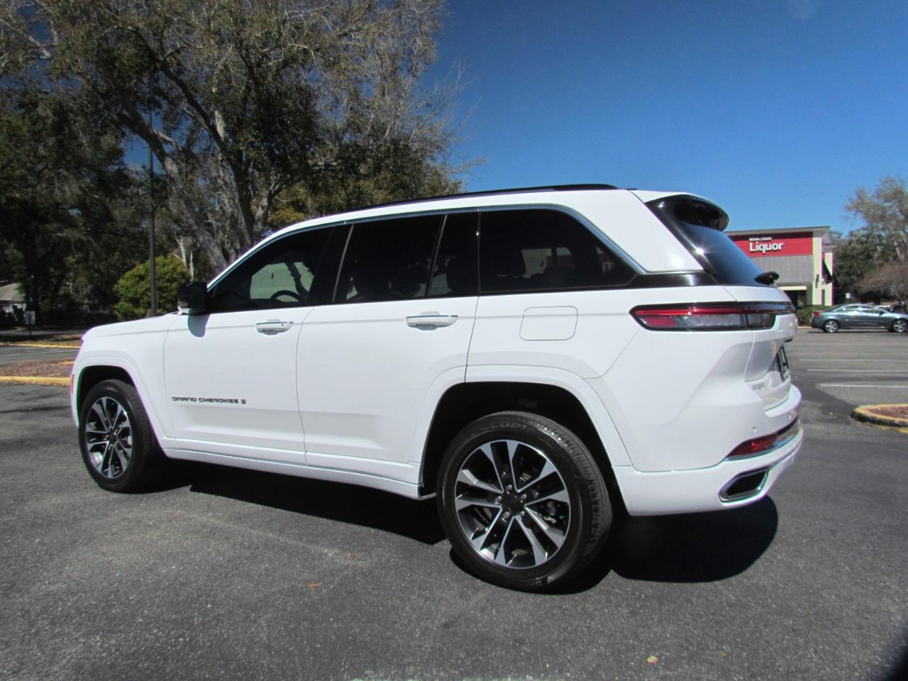 Jeep Grand Cherokee Overland 4D SUV RWD 2023