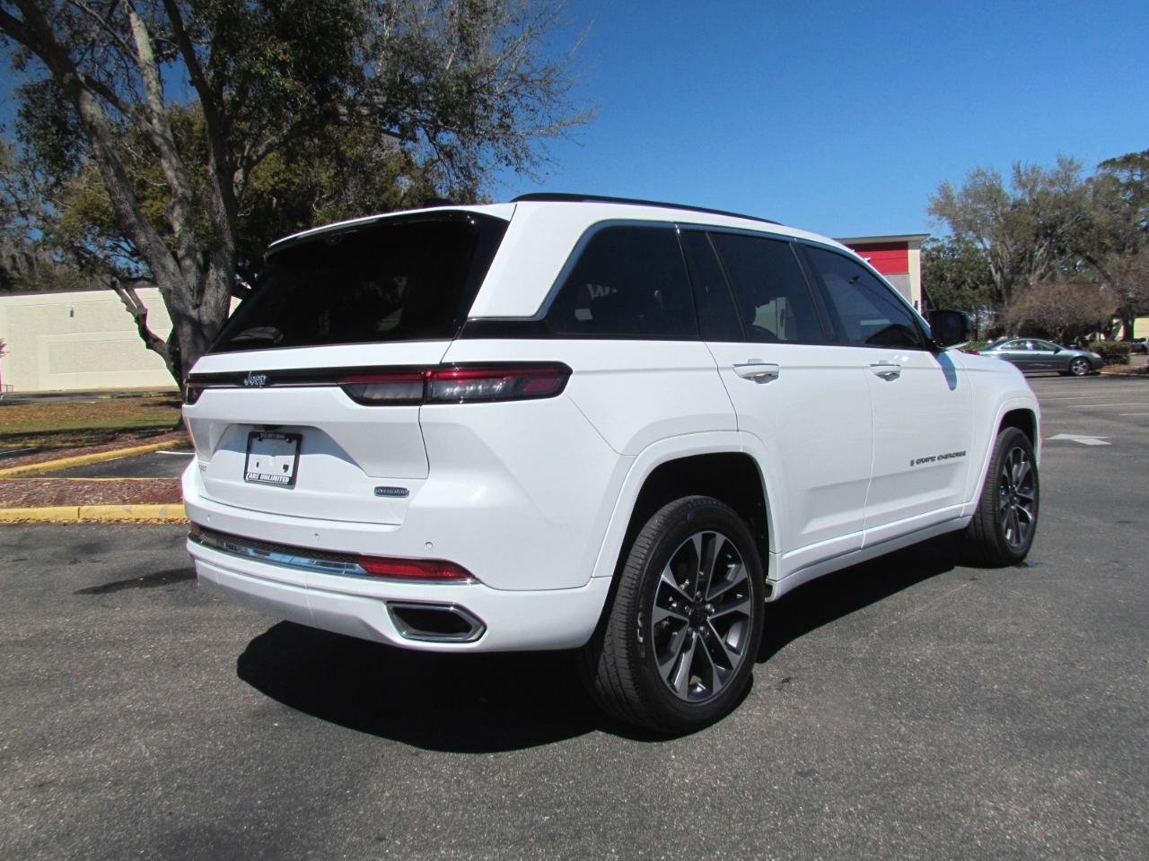 Jeep Grand Cherokee Overland 4D SUV RWD 2023