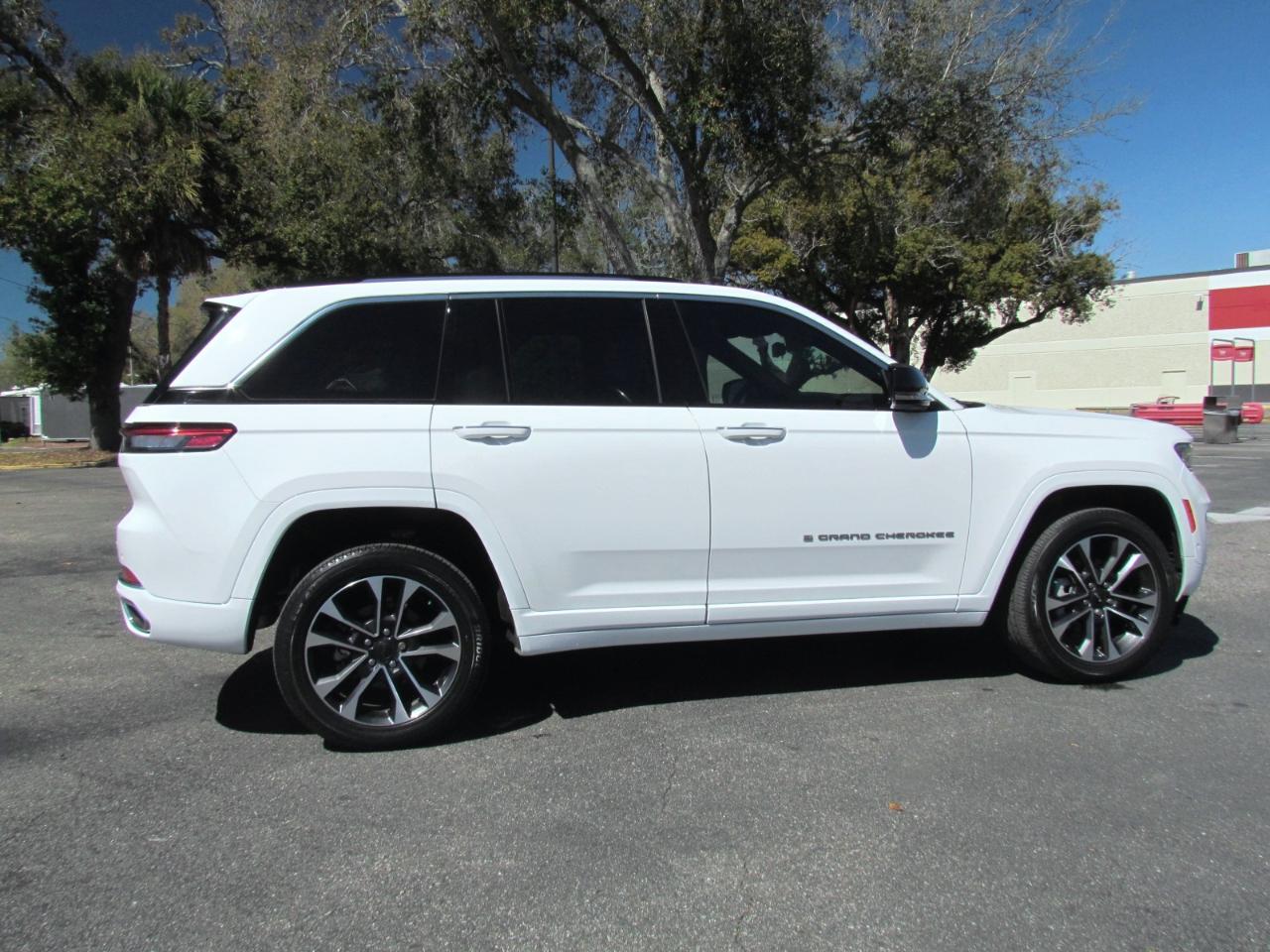 Jeep Grand Cherokee Overland 4D SUV RWD 2023