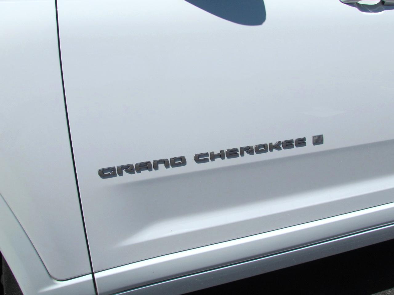 Jeep Grand Cherokee Overland 4D SUV RWD 2023